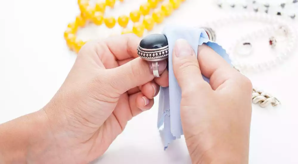 چطور زیورآلات طلا را در خانه تمیز و براق کنیم؟