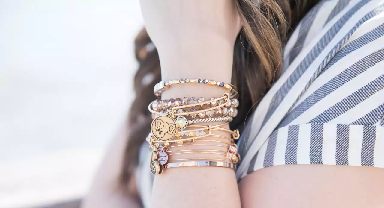 در ست کردن دستبند رزگلد با لباس به چه نکاتی توجه کنیم؟